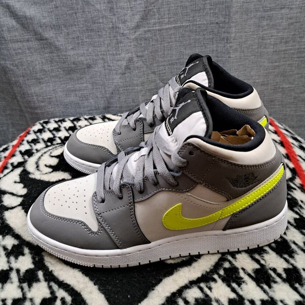 %Size 6Y Jordan 1 Mid Gunsmoke Volt (GS) AJ7